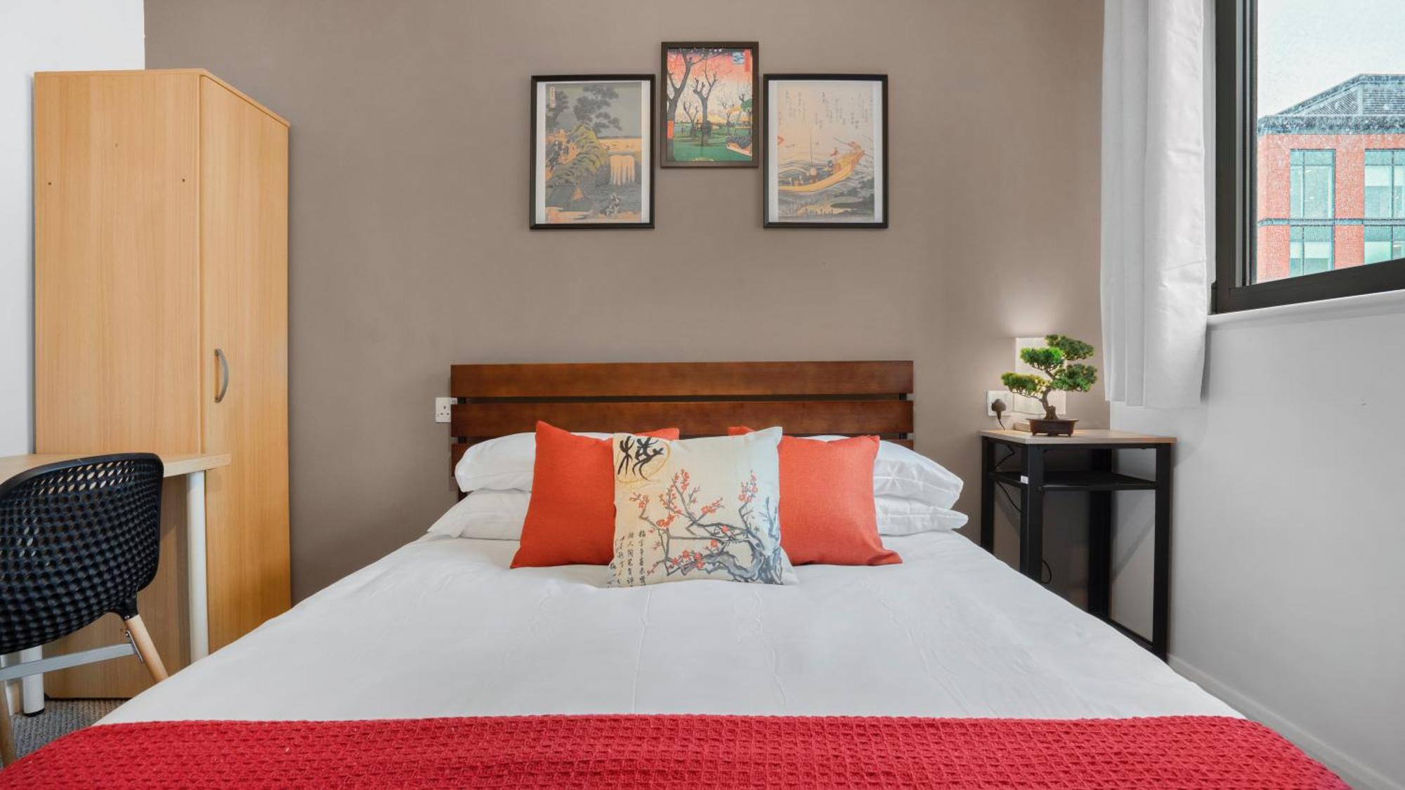 Japanese Lantern With Free Park, Netfix, 75 Inch Tv, Games - Centre Apartment Birmingham