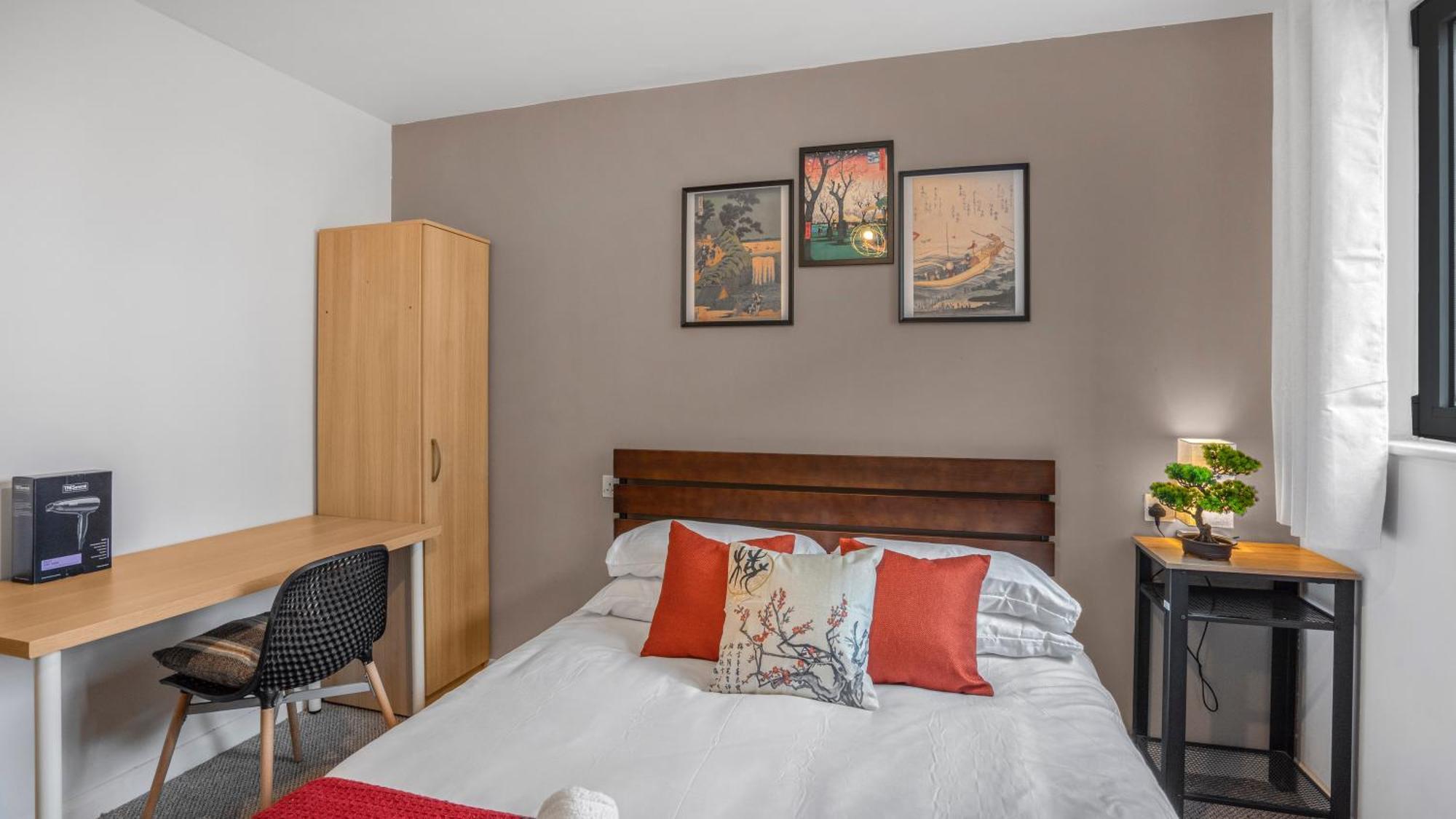 Japanese Lantern With Free Park, Netfix, 75 Inch Tv, Games - Centre Apartment Birmingham