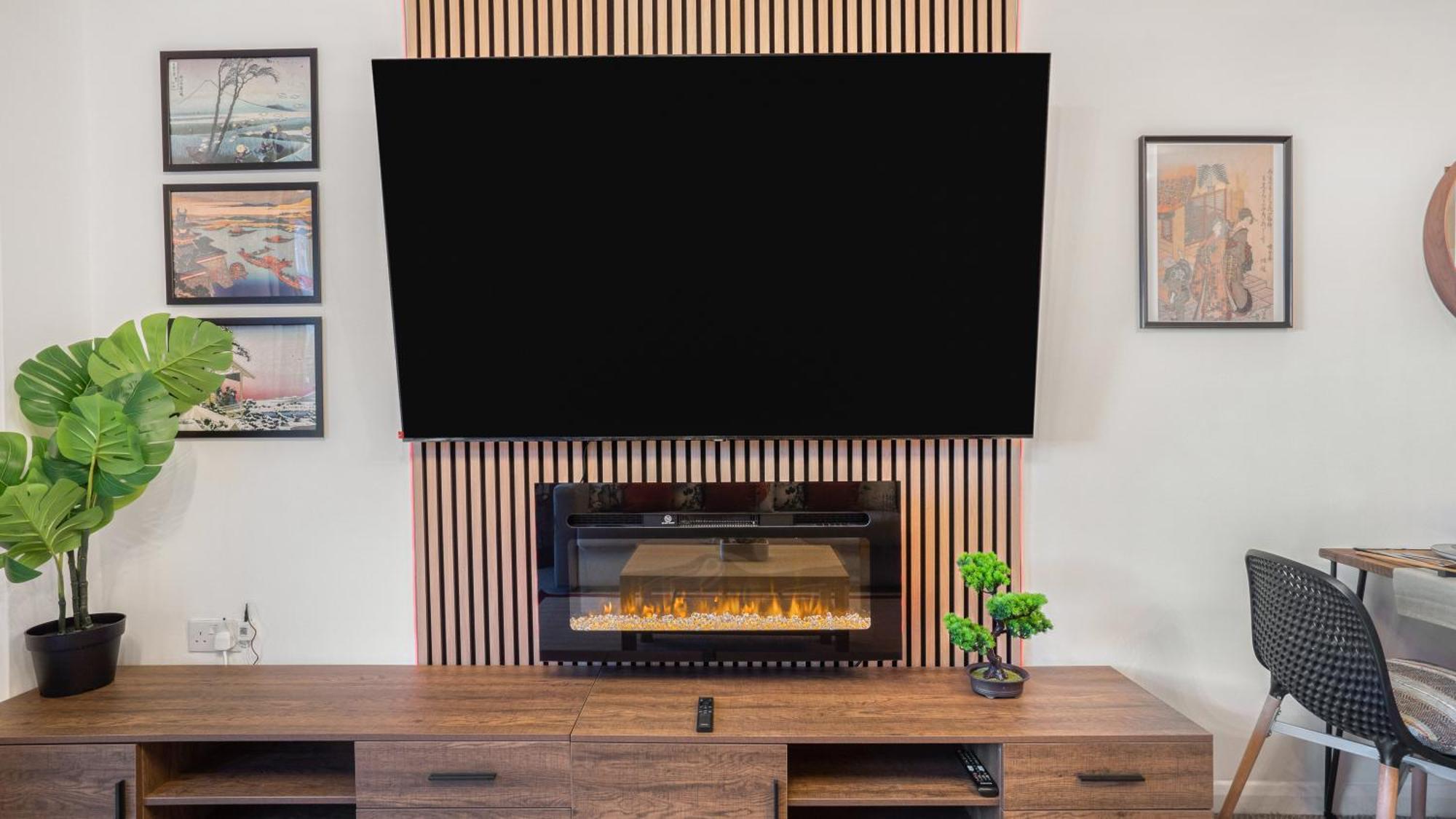 Japanese Lantern With Free Park, Netfix, 75 Inch Tv, Games - Centre Apartment Birmingham