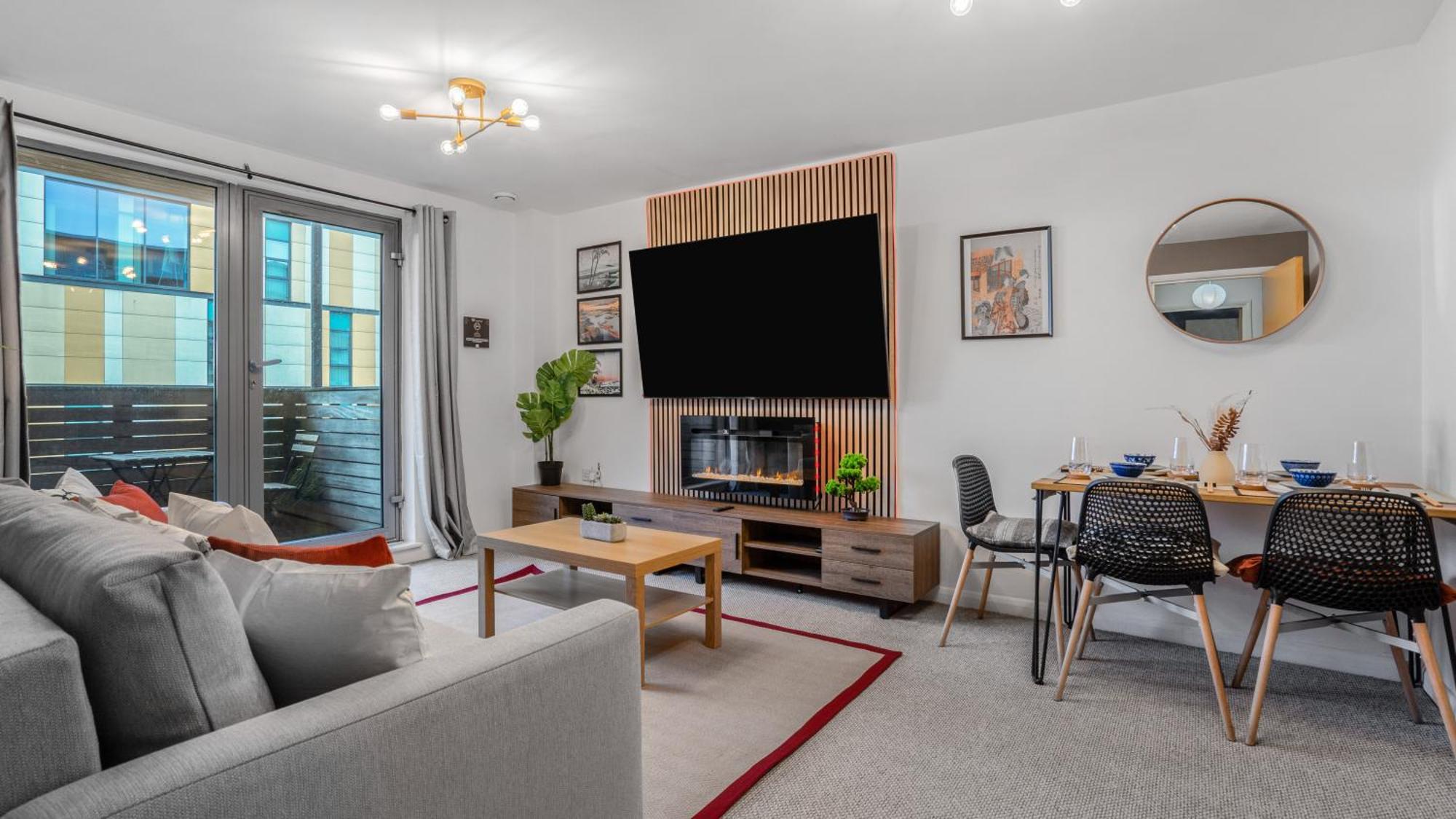 Japanese Lantern With Free Park, Netfix, 75 Inch Tv, Games - Centre Apartment Birmingham