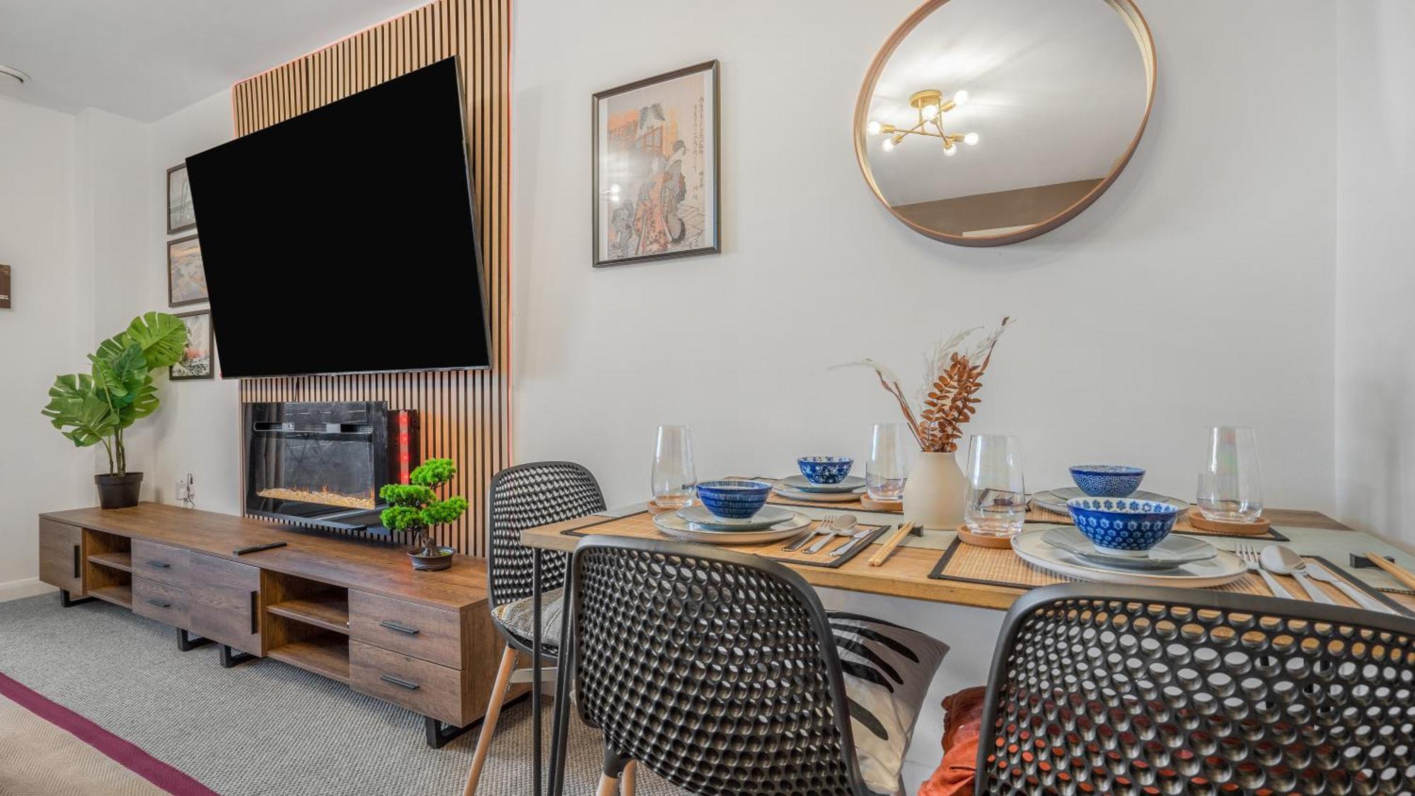 Japanese Lantern With Free Park, Netfix, 75 Inch Tv, Games - Centre Apartment